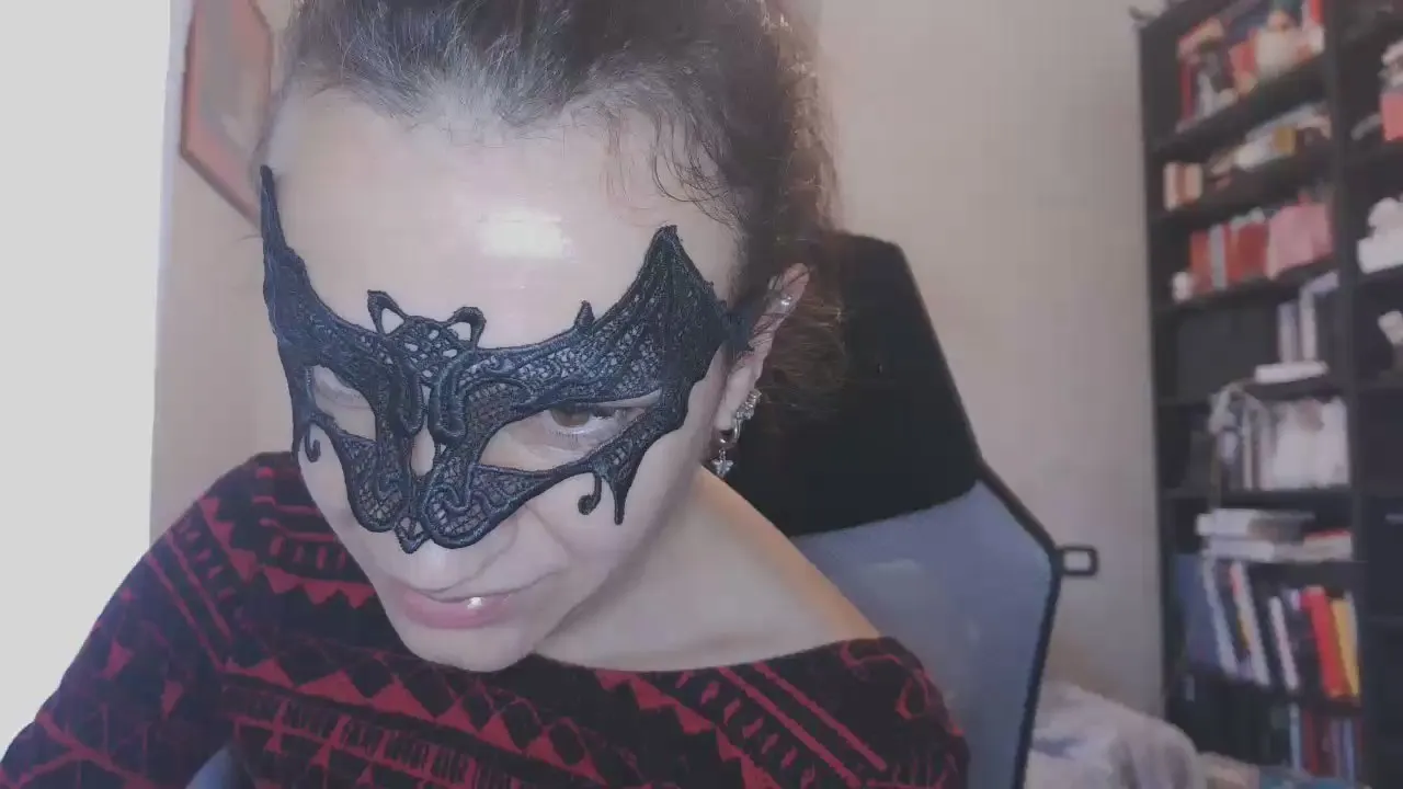 Offline TinyWife on Cam4