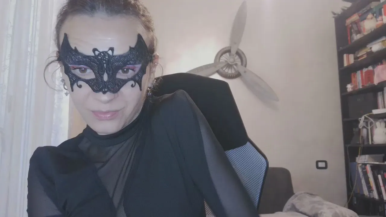 Offline TinyWife on Cam4