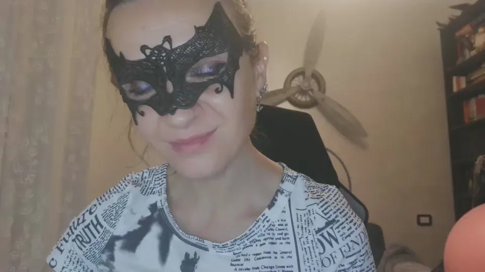 Offline TinyWife on Cam4