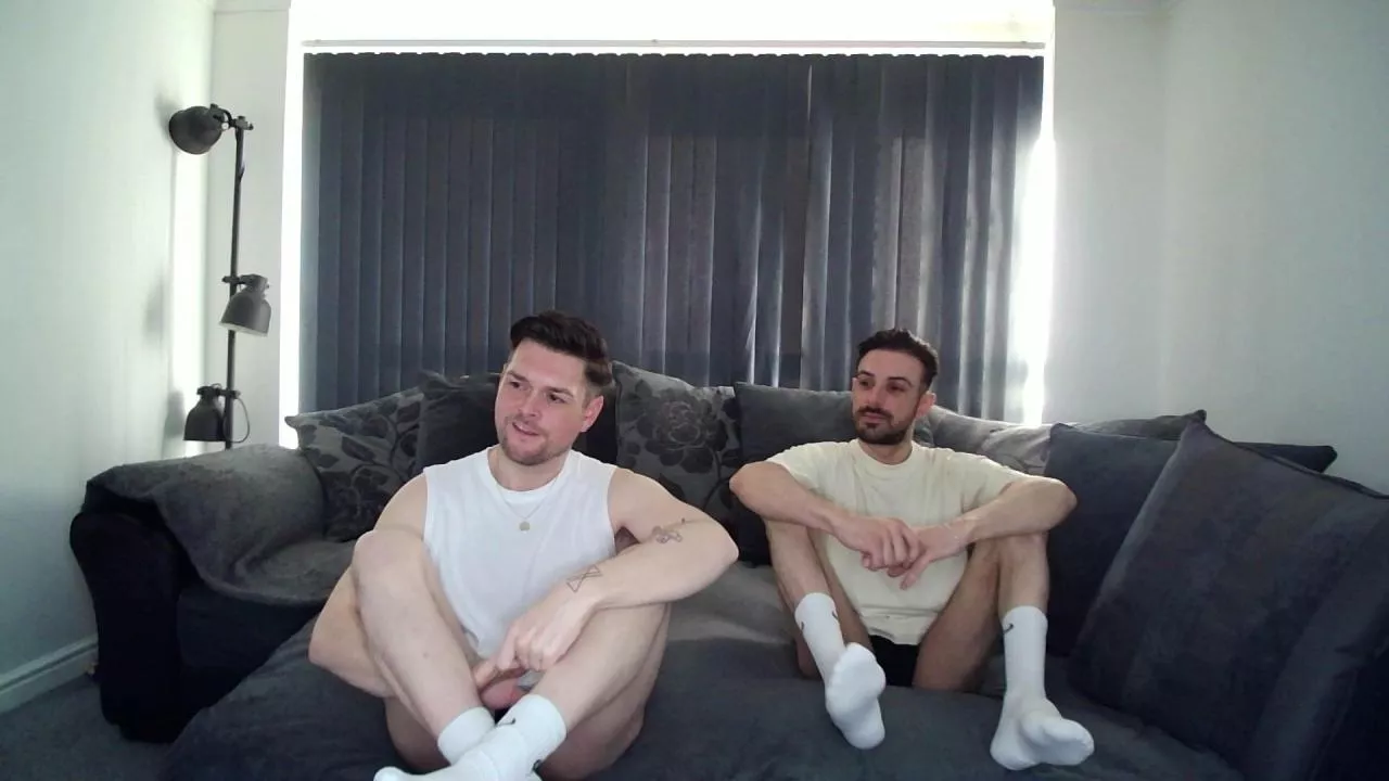 Offline TwoTwinkHusband on Cam4