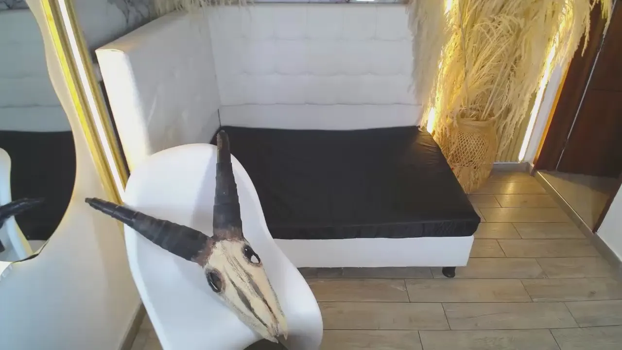 Offline Witch_Scarlet2 on Cam4