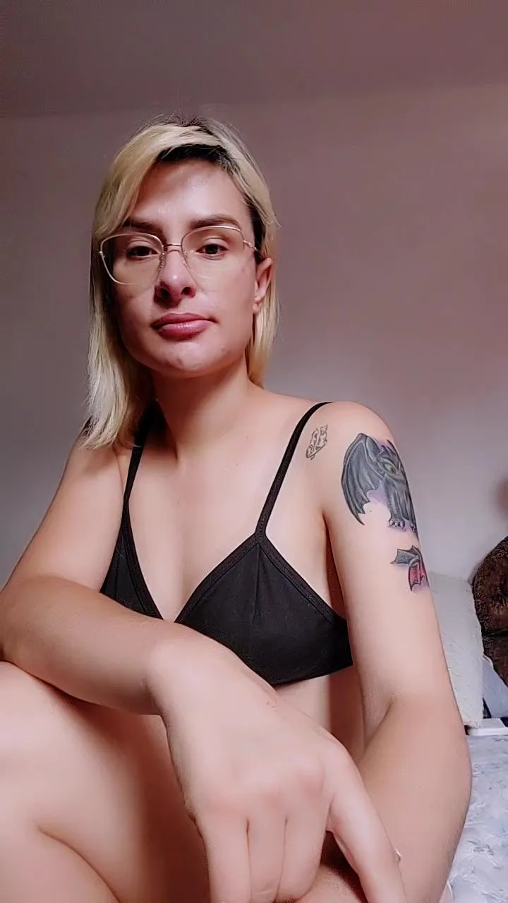 Offline Youlittlestar28 on Cam4