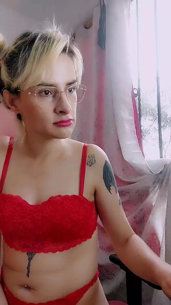 Offline Youlittlestar28 on Cam4