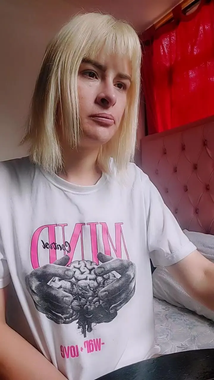 Offline Youlittlestar28 on Cam4