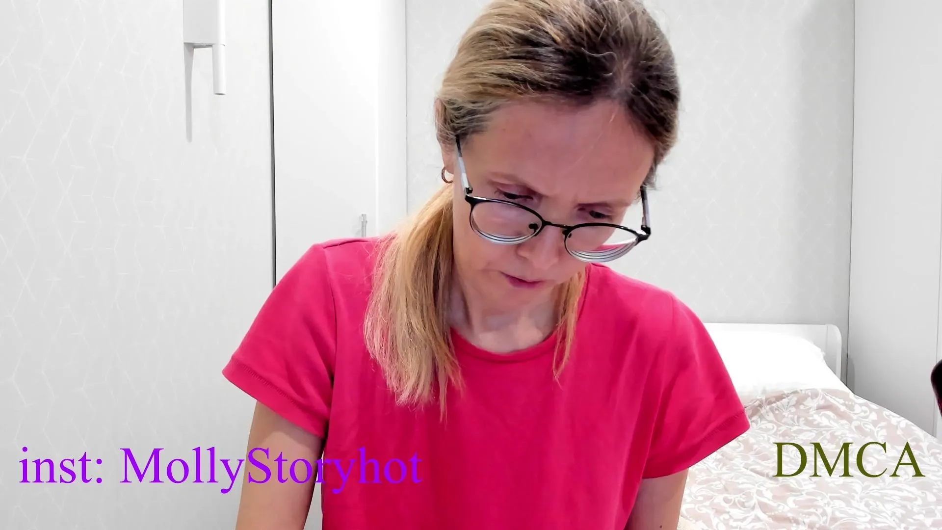 Offline YourMolly on Cam4