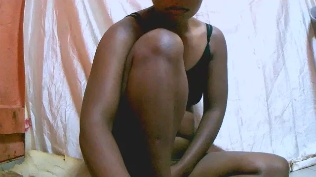 Offline YummyEmma on Cam4