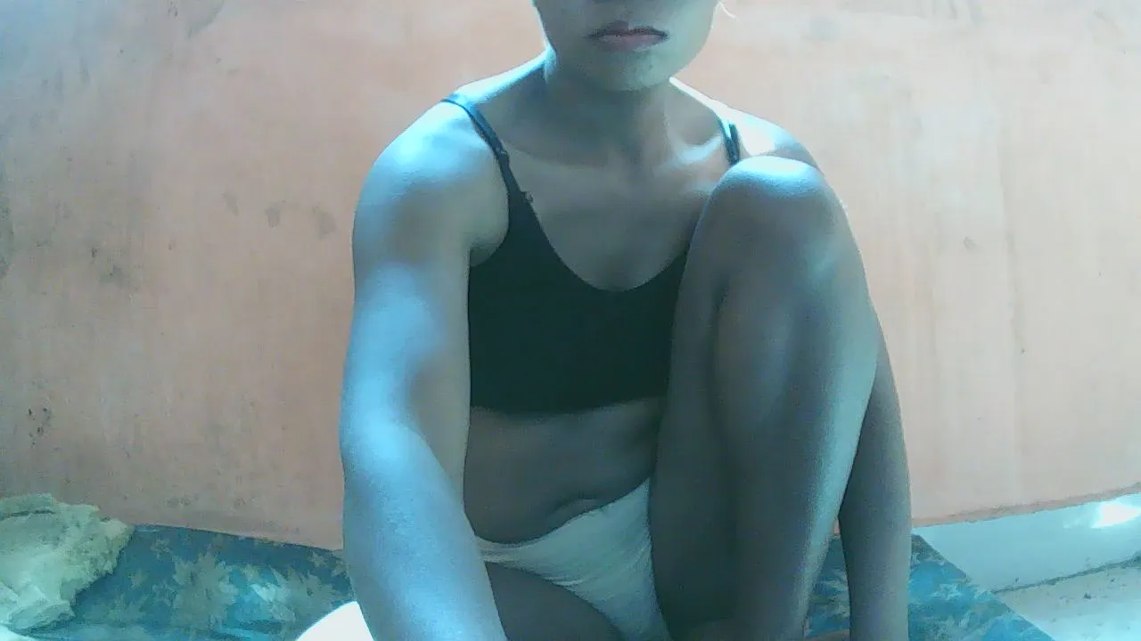 Offline YummyEmma on Cam4