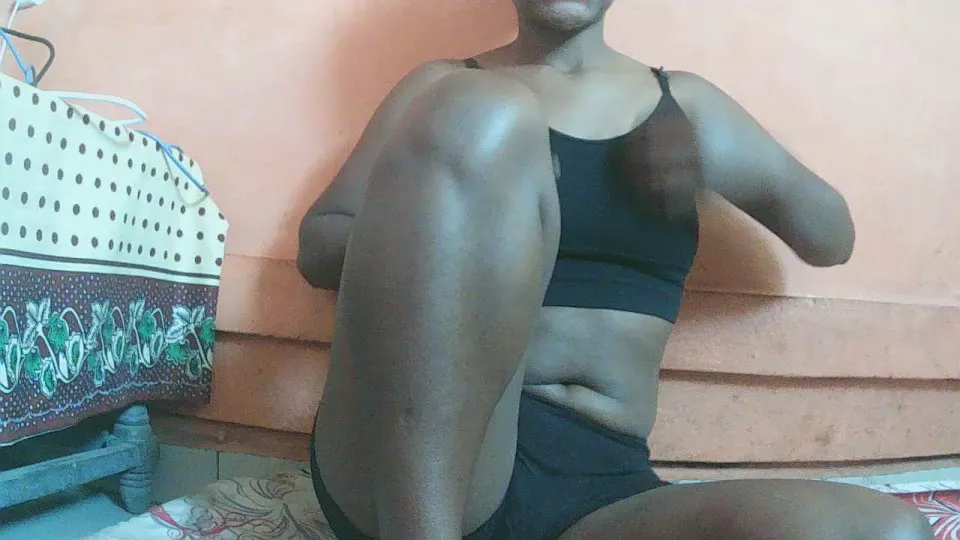 Offline YummyEmma on Cam4