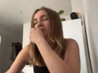 brandabuczko — bare my shoulder [18 tokens remaining]