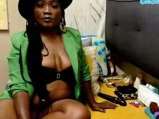 Freechat brunettedevon on CamSoda