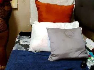 Freechat brunettedevon on CamSoda