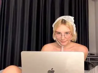 Freechat clairewilliams on CamSoda