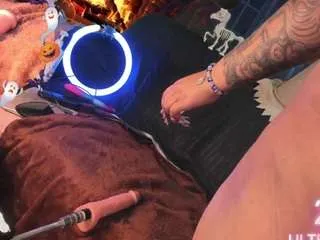 Freechat curvy-brunette on CamSoda