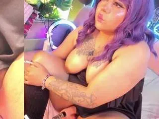 Freechat curvy-brunette on CamSoda