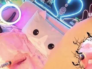 Freechat curvy-brunette on CamSoda