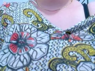 Offline curvymaturee on CamSoda