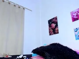 Freechat ebony-cutte on CamSoda