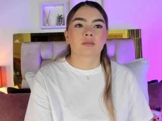 Freechat emma-rossee on CamSoda