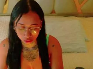 Freechat hollyvega on CamSoda