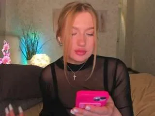 Freechat hollyy-lee on CamSoda