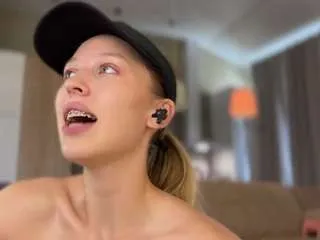 Offline honeypeony on CamSoda