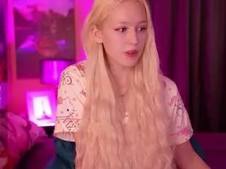 Offline honeypeony on CamSoda