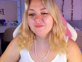 Freechat hornycakee on CamSoda