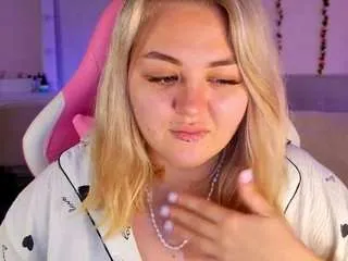 Freechat hornycakee on CamSoda