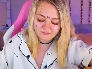 Freechat hornycakee on CamSoda