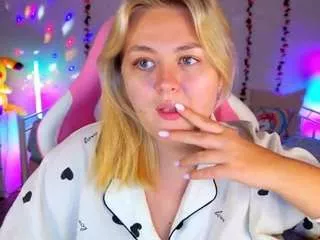 Freechat hornycakee on CamSoda