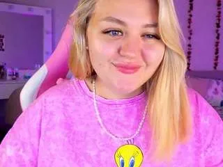 Freechat hornycakee on CamSoda