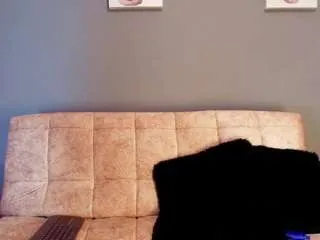 Freechat jade-brunnette on CamSoda