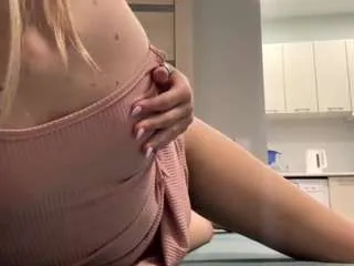 Freechat jenniekrone on CamSoda