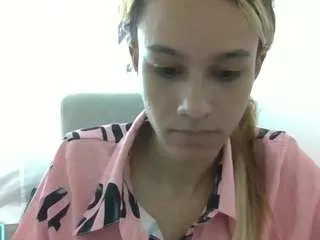 Offline kelayabrunette on CamSoda