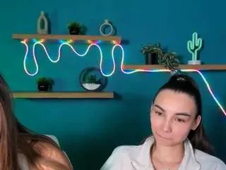 Freechat kira-light1 on CamSoda