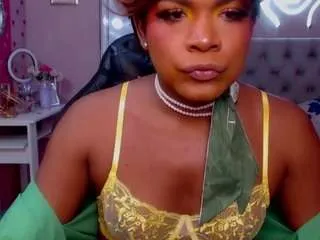 Freechat latinabigcum on CamSoda