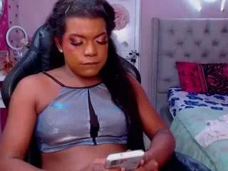 Freechat latinabigcum on CamSoda