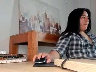 Freechat laura-d on CamSoda