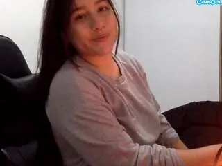 Freechat laura-d on CamSoda