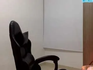 Freechat laura-d on CamSoda