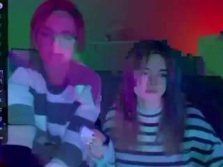 Freechat liana-kisses on CamSoda