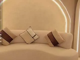 Freechat maiacollins on CamSoda