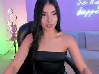 Freechat mialaurence on CamSoda