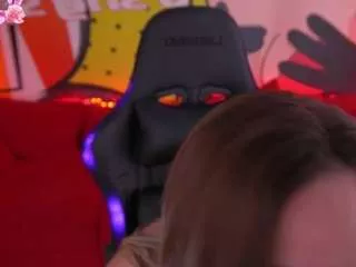 Freechat mollyhallss on CamSoda