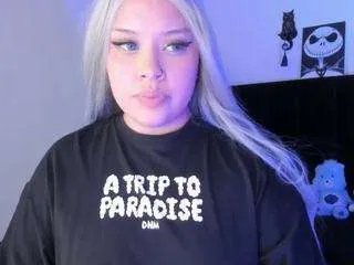 Freechat nicoleozzy on CamSoda