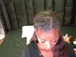 Freechat petitelittleebony on CamSoda