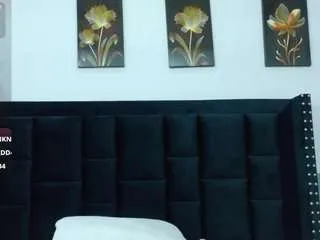 Freechat petitelittleebony on CamSoda