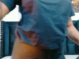 Freechat petitelittleebony on CamSoda