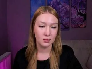 Freechat playful-sophie on CamSoda