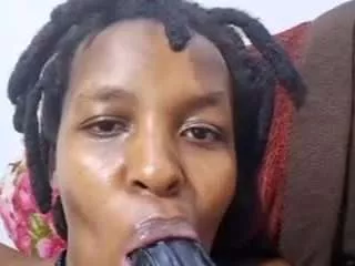 Offline queen-mwende1 on CamSoda
